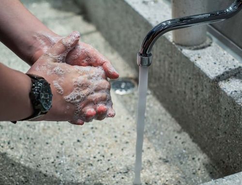 Un quart des Français néglige le lavage des mains après les transports : révélations d’une enquête sur l’hygiène post-Covid
