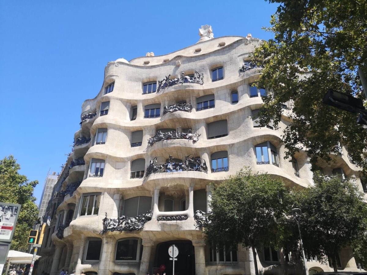 4.2 CASA MILA (1) Destinations à éviter en 2025 : surtourisme et pollution