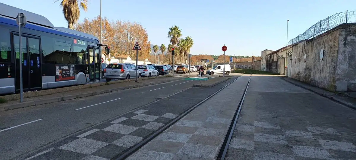 La préfecture appelle à la patience et recommande d’éviter les zones touchées. En attendant, La Seyne vit au rythme des klaxons et des bouchons, dans l’attente d’une issue favorable pour les manifestants comme pour les usagers.