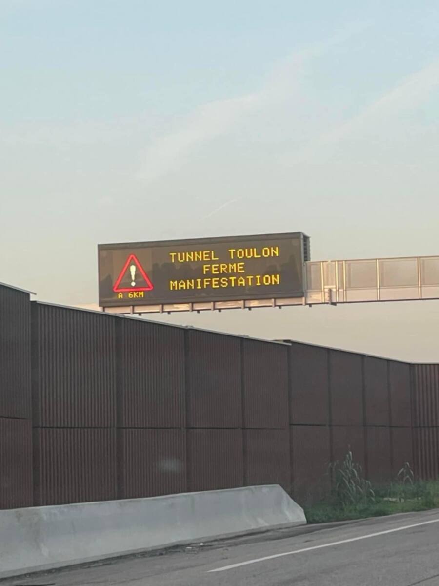 tunnel fermé manifestation taxis moins imporatnteCe lundi, une manifestation dans le secteur de Toulon a engendré des perturbations importantes sur l’A50, obligeant les autorités à fermer le tunnel de Toulon. Cette fermeture a entraîné une sortie obligatoire au niveau d’Ollioules (sortie 12), tandis que la sortie de Bandol est vivement conseillée pour les automobilistes souhaitant éviter le secteur. Fermeture du tunnel et restrictions d'accès Pour garantir la sécurité et gérer au mieux la situation, toutes les entrées sur l’A50 entre Ollioules et Toulon sont fermées à la circulation. Les autorités locales recommandent aux conducteurs d’anticiper leur itinéraire en écoutant 107.7 FM, la radio dédiée à l’information routière en temps réel. Le tunnel de Toulon, principal point de passage pour relier l’ouest et l’est de l’agglomération, est au cœur de ces perturbations. Sa fermeture complique les déplacements dans une zone déjà connue pour ses encombrements aux heures de pointe. Des conseils pour les automobilistes Les conducteurs en direction de Toulon sont invités à prendre des itinéraires alternatifs pour contourner la zone impactée. Voici quelques recommandations pratiques : Sortie 12 Ollioules : obligatoire pour les véhicules souhaitant continuer vers Toulon. Sortie 12 Bandol : recommandée pour éviter l’accumulation de trafic autour d’Ollioules et des zones adjacentes. Les usagers sont également invités à privilégier les transports en commun ou à différer leurs déplacements dans la mesure du possible. Une situation suivie de près La manifestation à l’origine de ces perturbations n’a pas encore été totalement maîtrisée, mais les forces de l’ordre sont mobilisées pour rétablir la fluidité du trafic dans les meilleurs délais. La préfecture a rappelé aux usagers de rester vigilants et de se tenir informés via les canaux officiels.