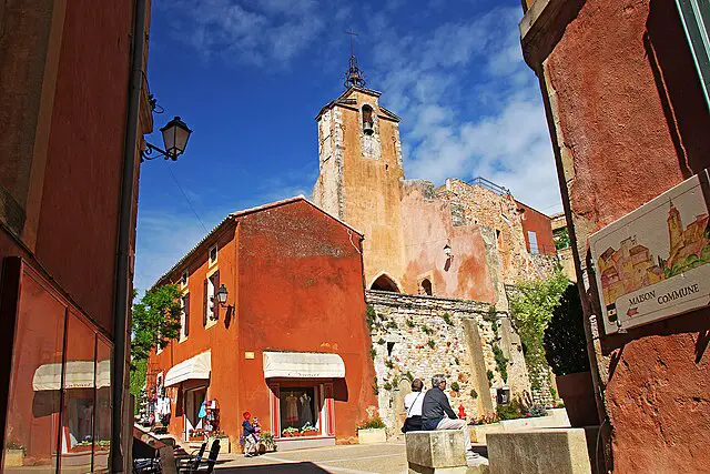 Roussillon, village du Vaucluse, a été élue "ville la plus accueillante de France" par Booking.com. Découvrez les communes provençales qui brillent dans le classement 2025.