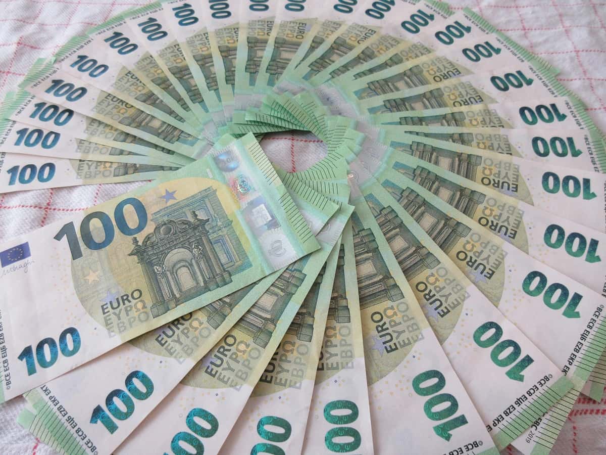 Une spirale d'argent en billets