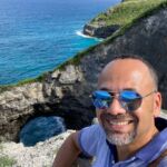 C’est au cœur des Antilles françaises, sur l’île dite papillon, que Jérôme, Guadeloupéen, est né et vit depuis presque toujours. Bercé par la musique, il concilie aujourd’hui sa passion avec celle de la transmission, son métier d’enseignant. Également hébergeur touristique sur le Gosier, il est animé par une profonde volonté de partager et de faire découvrir les beautés et l’histoire de son territoire. ⚠️ Chaque épisode est le récit d'une personne partageant sa propre vision. Les propos sont donc subjectifs. Merci de le respecter ! 📲 Retrouvez-nous sur tous les réseaux sociaux Horizons Partagés : Instagram : https://www.instagram.com/horizons___partages/ Youtube : https://www.youtube.com/channel/UC2hZt35PiFCqdNfNmw1M0iQ TikTok : https://www.tiktok.com/@horizons_partages 💸 Pour toutes demandes de partenariats : contact.horizonspartages@gmail.com Hébergé par Acast.