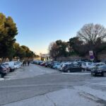 Depuis plusieurs semaines, de nombreux automobilistes toulonnais découvrent avec stupeur leur véhicule vandalisé après l’avoir stationné au parking des Lices. Rayures profondes, rétroviseurs arrachés, vitres brisées... Les dégradations se multiplient et l’inquiétude grandit parmi les usagers. Une recrudescence des actes de vandalisme Le parking des Lices, situé en plein centre-ville de Toulon, est pourtant un lieu prisé des automobilistes pour son accessibilité et sa proximité avec les commerces. Mais ces derniers temps, il est devenu le théâtre de nombreuses dégradations, laissant les propriétaires de véhicules dépités et en colère. Pauline, 32 ans, infirmière, raconte son expérience : 🗣 « Je suis sortie du travail vers 20h, et en arrivant à ma voiture, j’ai découvert que mon pare-brise avait été fissuré et qu’on avait rayé toute ma portière. Je ne comprends pas comment cela peut arriver dans un parking censé être sécurisé. » Des incidents de plus en plus fréquents Ce type d’acte ne semble plus isolé. Lucas, 45 ans, artisan à Toulon, a lui aussi été victime d’un vandalisme récent : 🗣 « Mon rétroviseur a été arraché et mon capot complètement rayé. Ce n’est pas la première fois que j’entends des collègues se plaindre de ce problème. Ça devient inquiétant. » Certains usagers expriment leur frustration face au manque de vidéosurveillance et de mesures de sécurité dans le parking. Sophie, 28 ans, étudiante, confie : 🗣 « Je ne laisse plus ma voiture ici le soir. J’ai trop peur de retrouver une vitre brisée ou pire. Il faudrait vraiment renforcer la sécurité. » Quelles solutions pour endiguer ces dégradations ? Face à cette montée des actes de vandalisme, plusieurs usagers ont déposé plainte auprès de la police, espérant une action rapide. Une demande d’augmentation des rondes de surveillance a été formulée par certains commerçants et riverains. La mairie de Toulon, informée de la situation, a annoncé qu’une évaluation des mesures de sécurité serait réalisée. En attendant, les automobilistes sont invités à signaler tout comportement suspect et à privilégier les emplacements les plus visibles du parking.