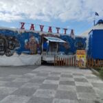 Le Cirque Warren Zavatta vit ses dernières heures à Six-Fours-les-Plages ! Installé parking des Marine d'Aryana depuis le début des vacances, il s’apprête à plier bagage après sa dernière représentation ce vendredi 23 février à 16h. Un spectacle féerique pour petits et grands Pendant 1h30, petits et grands ont pu s’émerveiller devant un spectacle mêlant rires et émotions. Au programme : les célèbres personnages de la Pat’Patrouille et de La Reine des Neiges, des numéros de trapèze volant et bien d’autres surprises sous un chapiteau chauffé. Alexandre, venu avec son fils de 5 ans, raconte son expérience : « C’était magique ! Mon fils a adoré voir ses héros préférés en vrai, et les numéros de cirque étaient impressionnants. Un super moment en famille. » Une dernière occasion de s’émerveiller Pour ceux qui n’ont pas encore eu la chance d’y assister, il ne reste plus qu’un jour ! La billetterie ouvre 30 minutes avant le spectacle, et pour toute information supplémentaire, vous pouvez contacter le 06 64 25 05 48. Ne manquez pas cette ultime représentation, qui promet encore une fois de belles émotions sous le chapiteau du Cirque Warren Zavatta !
