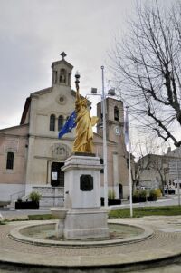 Statue_de_la_liberté_et_église_de_st_Cyr_sur_Mer
