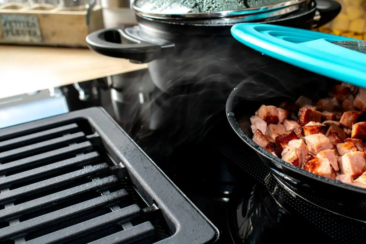 plaque de cuisson avec hotte intégrée