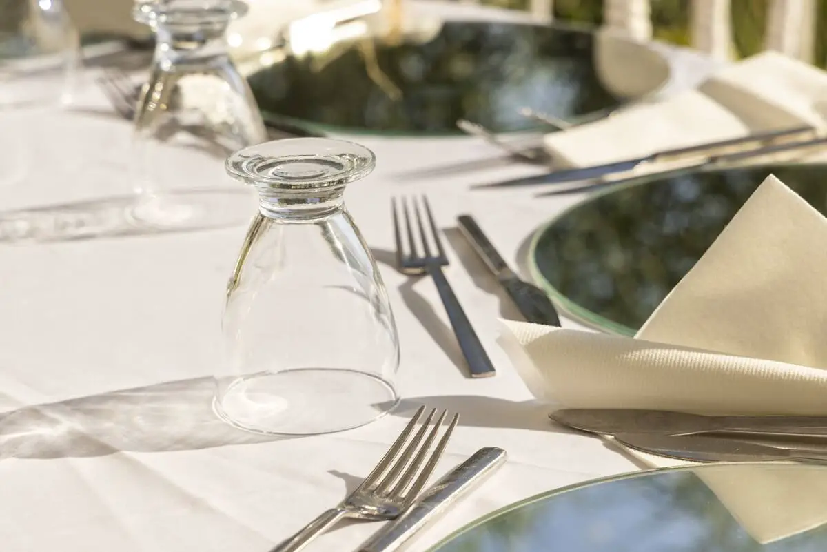 jeunes saisonniers été 2025 restaurant base navale Toulon 700 places
