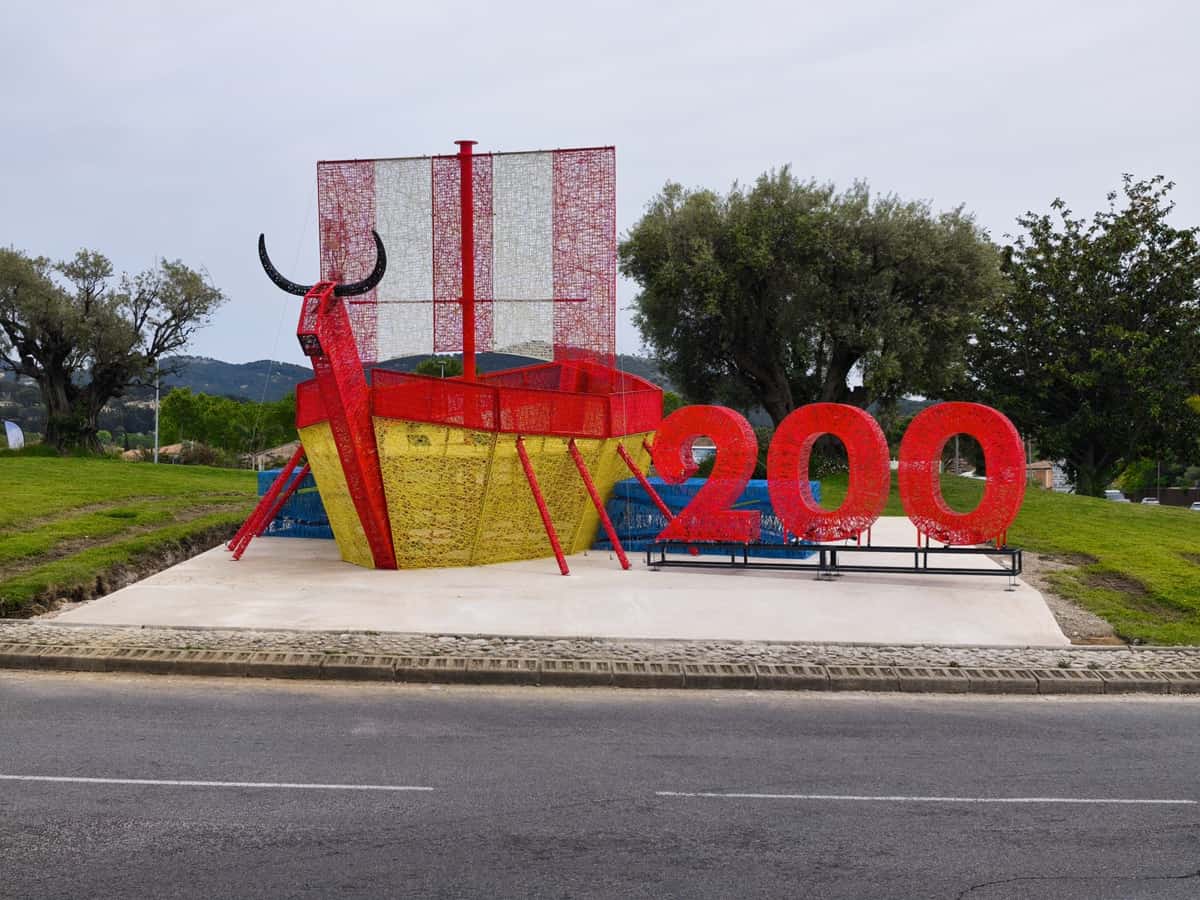 Le navire des 200 ans sur le rond point saint-cyr-sur-Mer